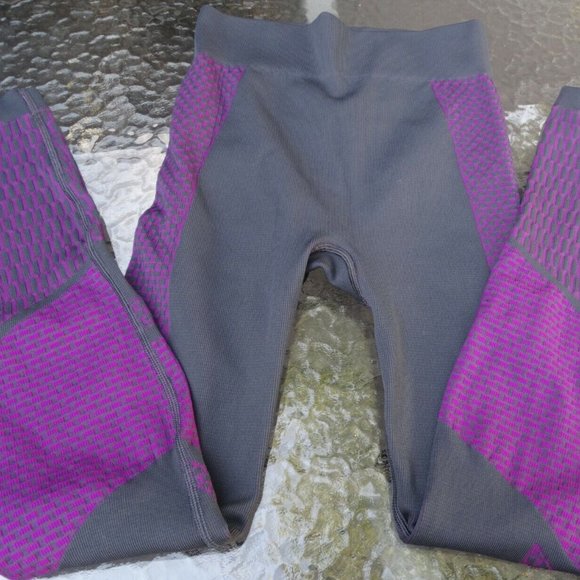 Lululemon Size 6 About That Base Layer Tight, 7/8 leggings seamless black/violet - Picture 5 of 7